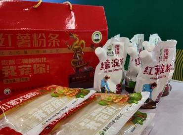 Wie können im Inland produzierte Kartoffelprodukte in Überseemärkte expandieren? Die Kartoffelindustrie von Qinhuangdao Tongyou präsentiert auf der Wintermesse in Hainan Süßkartoffelnudeln und -stärke, um den Export anzukurbeln.